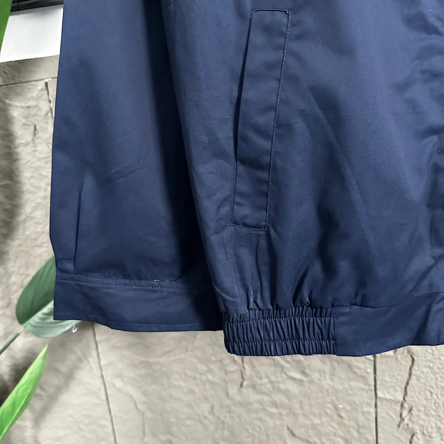 P270 Ralph Lauren/Ralph Lauren classic unisex veteran zipper jacket style number: DJ1897 Recommended by many fashion bloggers, the Harrington jacket's lapel zipper windproof design perfectly blends casual style with street trend elements, making it very suitable for neutral wear. The fabric texture of the jacket is excellent and comfortable to wear. It is a very versatile and trendy jacket. Original development, 100% pure cotton fabric, exquisite embroidery, evergreen style for all seasons, feel free to buy it, retro will never go out of style!  Color: Khaki Navy Black Size: M-XXL M L